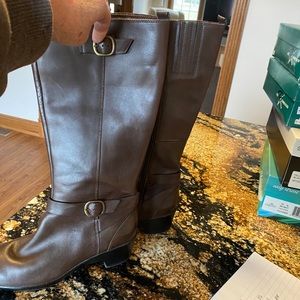 Clarks 10N brown boots.